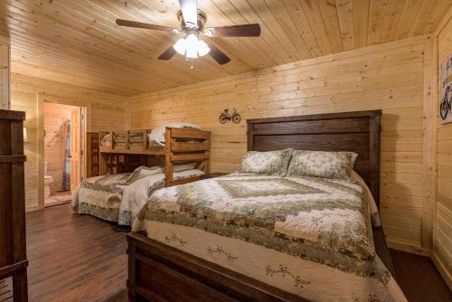 Llit o llits en una habitació de Emily's Hideaway, 4 Bedroom, Mountain View, Hot Tub, WiFi, Arcade, Sleeps 11