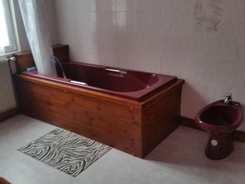 La salle de bains est pourvue d'une baignoire et de toilettes. dans l'établissement Maison au calme 2 ch. avec jardin privé proche plage et commerces, idéal pour 4 pers. - FR-1-494-57, à Royan