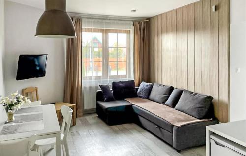 ein Wohnzimmer mit Sofa und Tisch in der Unterkunft 1 Bedroom Stunning Apartment In Karwia in Karwia