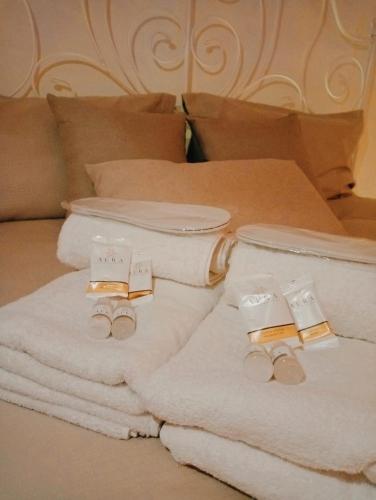 un letto con asciugamani e pantofole di Antica Dimora a Lizzano