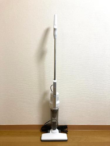 a white object sitting on the floor next to a wall at ブルーセレスト数山 in Numazu