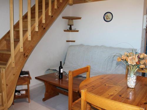 une salle à manger avec une table et un canapé dans l'établissement Appartement T2 - Mezzanine 5 couchages avec piscine et parking - FR-1-229D-58, à Fleury