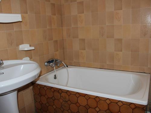 une salle de bain avec une baignoire et un lavabo dans l'établissement Studio en Front de Mer à Saint-Pierre-la-Mer avec Loggia - 100m de la Plage, 200m du Centre - FR-1-229D-61, à Fleury