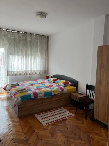 una camera con letto e pavimento in legno di Practico, cómodo y céntrico. a Gabrovo