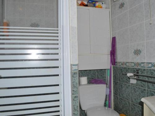 une salle de bain avec toilettes et lavabo dans l'établissement Maison familiale climatisée, 6 couchages, proche plage et centre, terrasse, parking privé - FR-1-229D-79, à Fleury