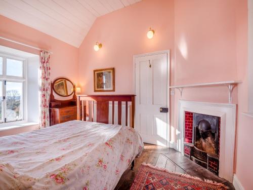 1 dormitorio con 1 cama y chimenea en The Chantry, en Garway