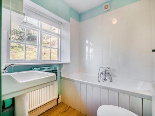 ein Badezimmer mit einer Badewanne, einem Waschbecken und einem WC in der Unterkunft The Chantry in Garway