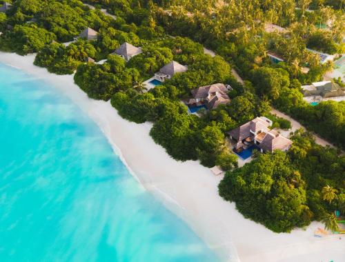 eine Luftansicht eines Resorts am Strand in der Unterkunft Hideaway Beach Resort & Spa in Dhidhdhoo