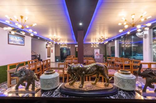 a table with statues of horses on it in a restaurant at Seven Corbett in Rāmnagar