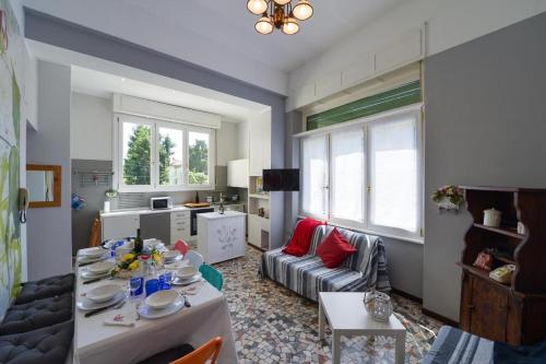un soggiorno con tavolo e divano di Your Dream on Lake Maggiore: Historic House e Private Jacuzzi a Stresa