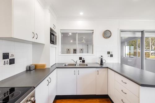 Η κουζίνα ή μικρή κουζίνα στο Eastside Haven - Central & Convenient!
