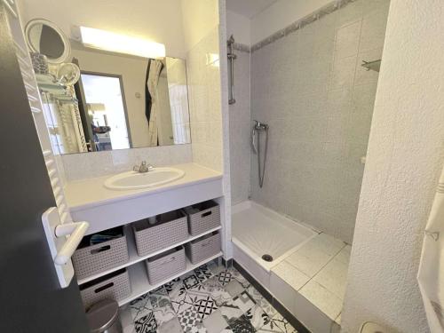 une salle de bain avec un lavabo et une douche dans l'établissement Appartement 4 pièces avec parking, piscine et proche plage au Cap d'Agde - FR-1-702-19, au Cap d'Agde