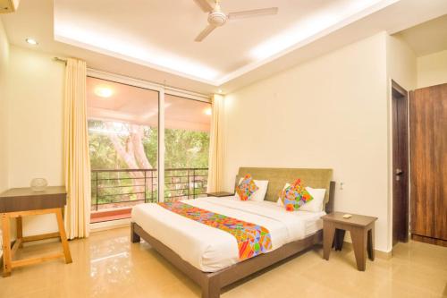 ein Schlafzimmer mit einem großen Bett und einem Fenster in der Unterkunft 3BHK Villa with Private Pool Near Candolim in Marmagao