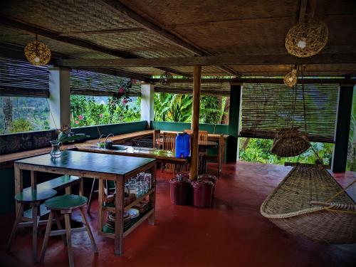 - une cuisine avec un évier, une table et des chaises dans l'établissement The Overlook, à San Vicente