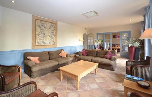 un salon avec deux canapés et une table dans l'établissement Stunning Home In Béziers, à Montblanc