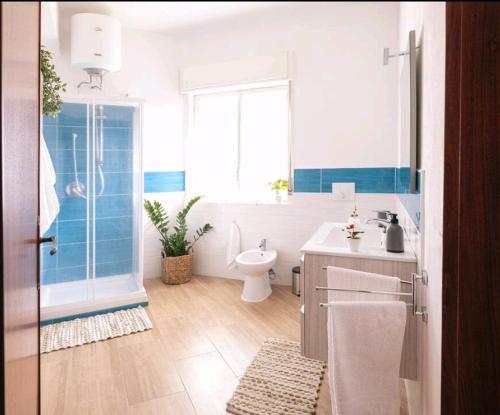 ein Bad mit einem WC, einem Waschbecken und einer Dusche in der Unterkunft Limonce' Home Vicini a San Vito lo Capo e Palermo CasaVacanze con ampia veranda e Vista a 3 minuti dal mare Alcamo marina in Castellammare del Golfo