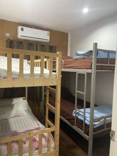 מיטה או מיטות קומותיים בחדר ב-Baan Airport