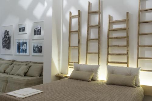 Cursiにあるトラペトゥム-サレントドームスのベッド1台、ソファ、棚が備わる客室です。