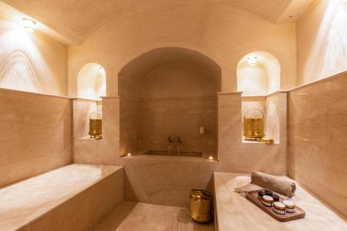 La grande salle de bains est pourvue d'une baignoire et d'une douche. dans l'établissement Sol Oasis Marrakech - All Inclusive, à Marrakech