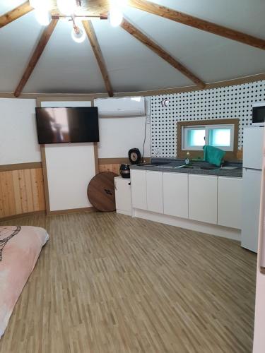 Duży pokój z kuchnią z blatem w obiekcie MongGo MongGo Glamping w mieście Hongcheon