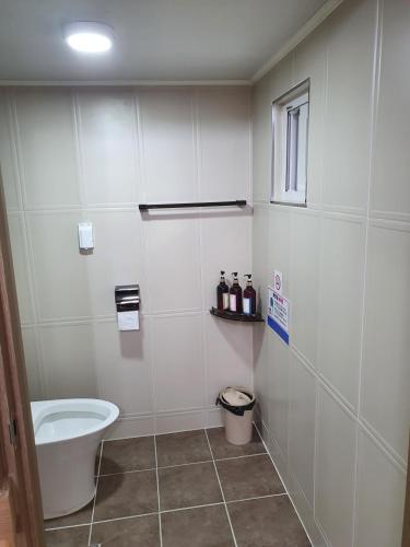 łazienka z toaletą i umywalką w obiekcie MongGo MongGo Glamping w mieście Hongcheon