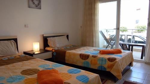 シダにあるFour Seasons Sokak No 07600のベッド2台とバルコニーが備わるホテルルームです。