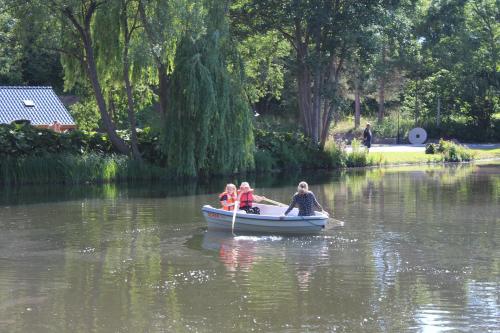 a group of people in a small boat on a river at Sulkendrup Mølle in Nyborg