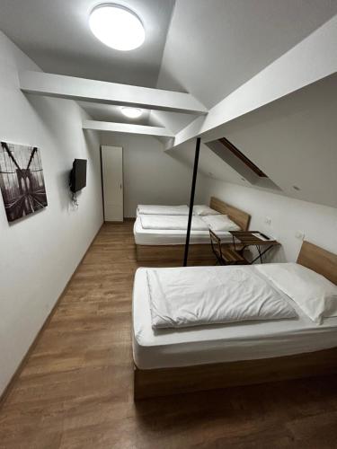 two beds in a room with a ceiling at Sobe Zimmer Frei in Požega