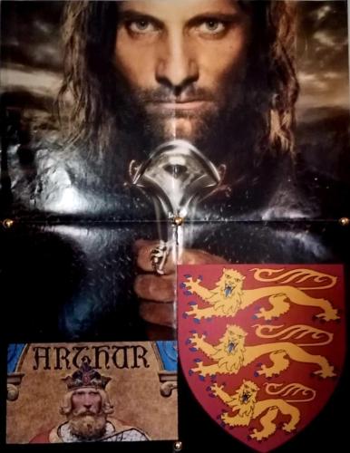 une affiche de film d'un homme tenant un verre de vin dans l'établissement Villa Normandy, à Gagny