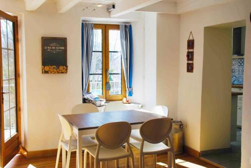 une salle à manger avec une table et des chaises dans l'établissement Maison 3 chambres au Lac d'Annecy, 30min La Clusaz, à Menthon-Saint-Bernard