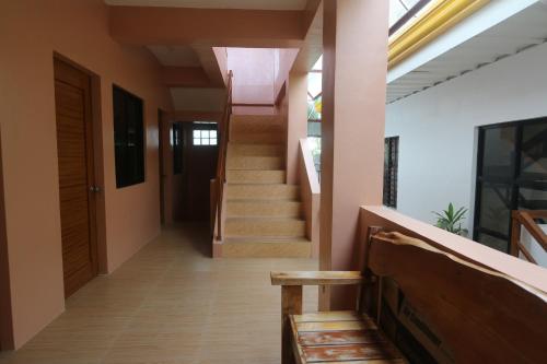einen Flur eines Hauses mit Treppen und einer Treppe in der Unterkunft JM's BnB Hauz Air-conditioned private room in Kalibo