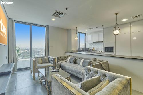 bnbmehomes – Huge Apt in JVC w- Big Balcony 1002