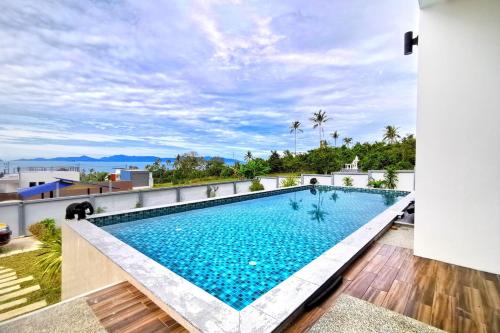 uma piscina no telhado de uma casa em Sea VIEW POOL Villa - 8 peoples- Private Pool - Beautiful garden em Ban Bang Po