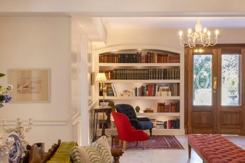 una sala de estar con una estantería llena de libros en Despotiko Hotel, en Mykonos ciudad