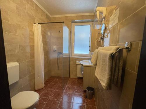 Un baño de Hotel Hunor