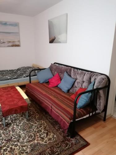 un sofá en una sala de estar con cama en Monteurwohnung App 2 en Pirmasens