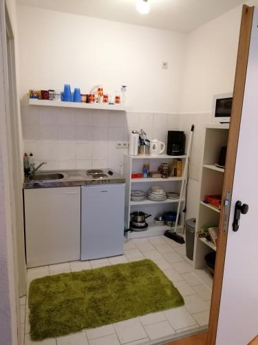 una pequeña cocina con fregadero y encimera en Monteurwohnung App 2 en Pirmasens