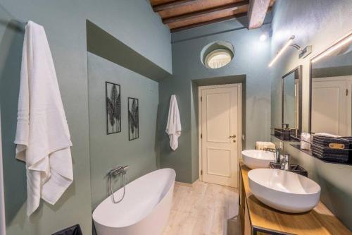 アレッツォにあるPiazza Grande Boutique Apartmentの洗面台が2つと鏡が2つあるバスルーム