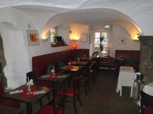 Reštaurácia alebo iné gastronomické zariadenie v ubytovaní Altes Badhaus