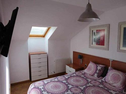 Llit o llits en una habitació de Precioso atico con bonitas vistas a la Peña Oroel