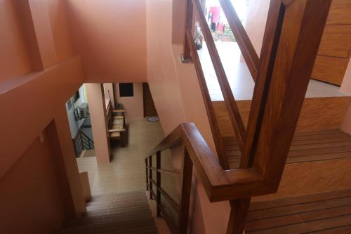 JM's BnB Hauz Air-conditioned private room في كاليبو: اطلالة علوية على درج في المنزل