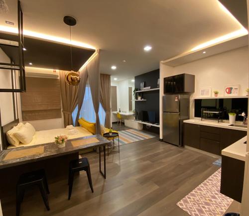 eine Küche und ein Wohnzimmer mit einem Tisch und einem Kühlschrank in der Unterkunft Kasyaf Suite@UKM Bangi in Kajang