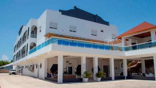 biały budynek z mnóstwem okien w obiekcie Hotel Capriccio Mare y Restaurante w Punta Cana