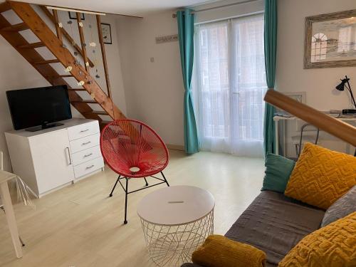 - un salon avec un canapé et un fauteuil rouge dans l'établissement Cote Port, au Crotoy