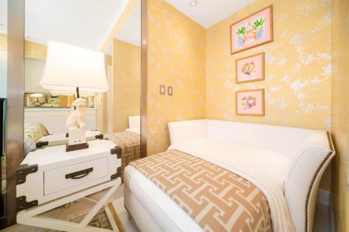 1 dormitorio con cama y espejo en Renovated studio in the heart of Palm Beach with free valet parking en Palm Beach
