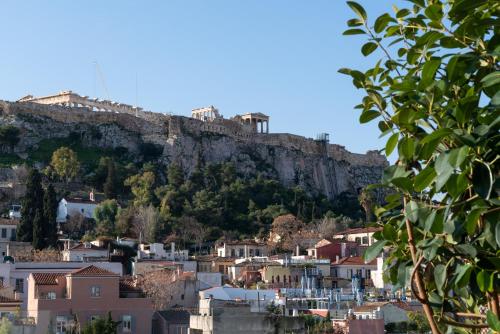 uma vista para uma colina com casas sobre ela em Athens Woo Suites em Atenas