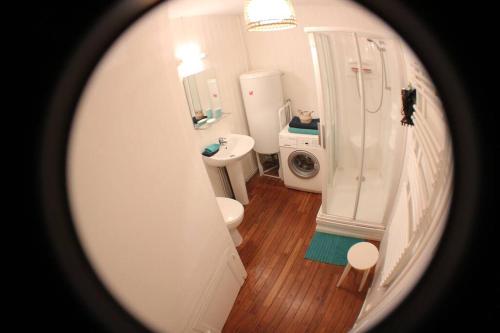 ein Badezimmer mit Toilette, Waschbecken und Waschmaschine in der Unterkunft Escapade romantique et gourmande-St Malo, mer 150m in Saint-Malo