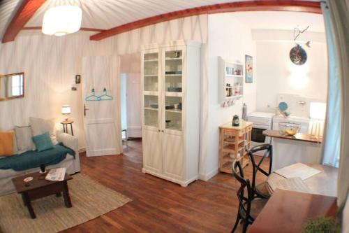 ein Wohnzimmer mit Sofa und Tisch in der Unterkunft Escapade romantique et gourmande-St Malo, mer 150m in Saint-Malo