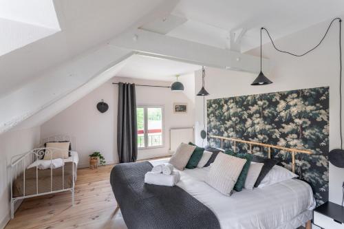 a bedroom with a bed and a floral wall at LA VILLA DU GOLF - avec piscine couverte chauffée et jacuzzi in Le Tronchet