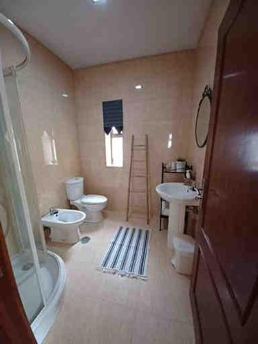 ein Badezimmer mit Waschbecken, Toilette und Badewanne in der Unterkunft Alegre moradia in Perozinho